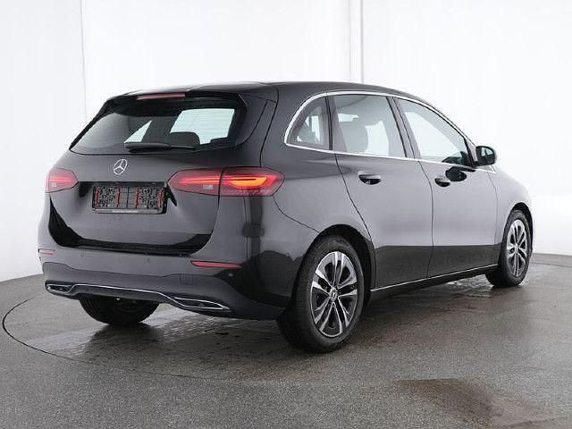 Metalliclack kosmosschwarz Gebraucht 2024 Mercedes B200 Van / Kleinbus | 34.400 € (Teuer) - Bild 1/4