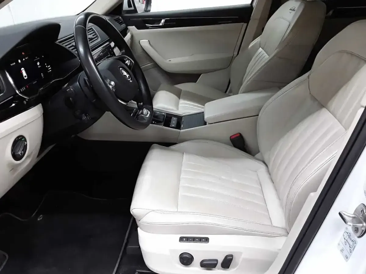 Gebraucht Skoda Superb LAURIN & KLEMENT 156 PS (114 kW) 2022 Moonweiß perleffekt Kombi