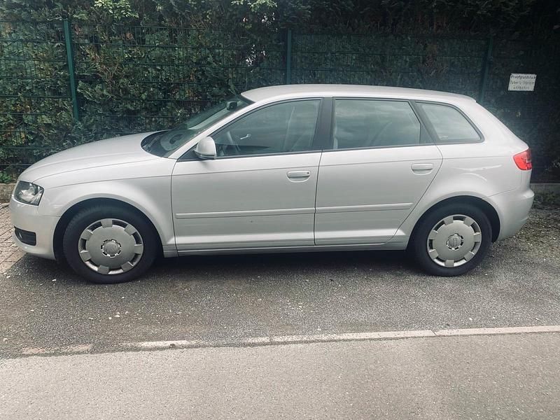 Silber Gebraucht 2010 Audi A3 Sportback Attraction Kombi | 8.999 € (Fairer Preis) - Bild 1/4
