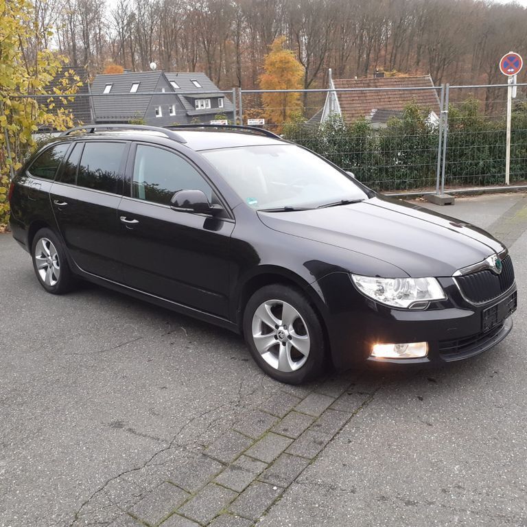 Schwarz Gebraucht 2010 Skoda Superb Comfort Kombi | 7.499 € - Bild 1/4