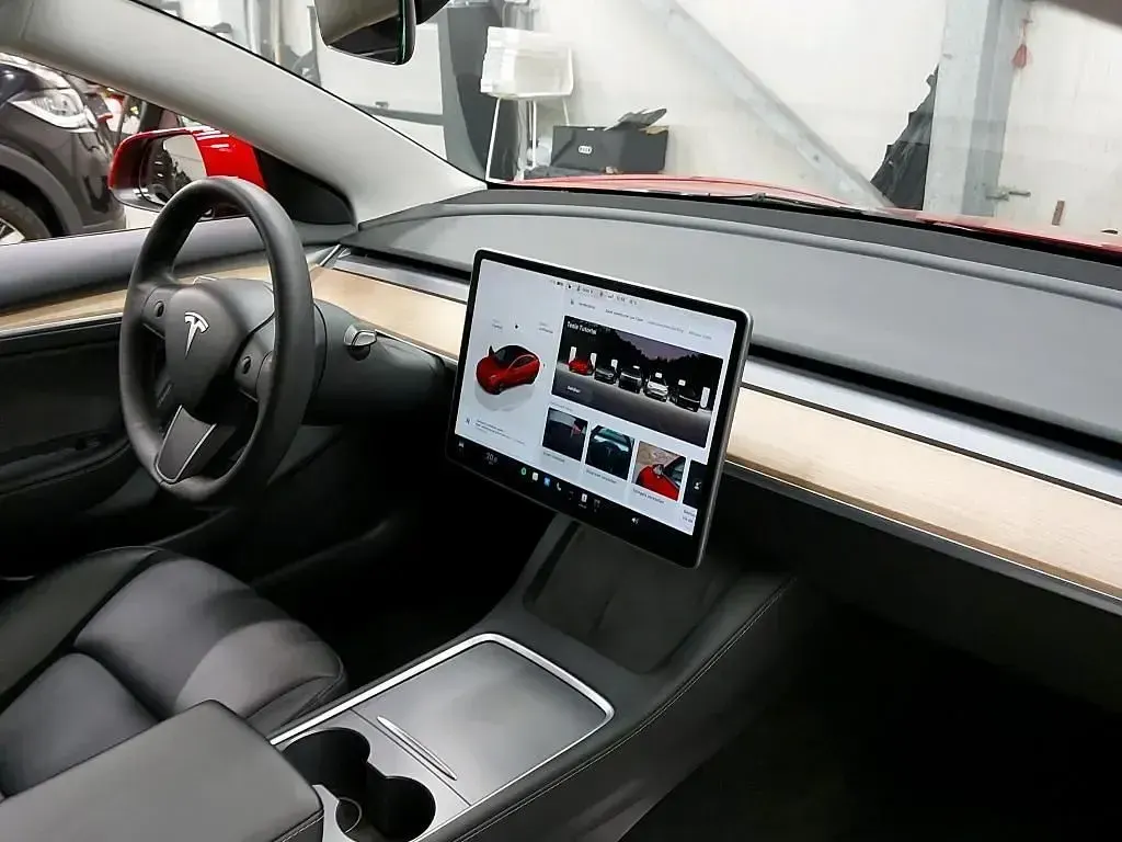 Brugt Tesla Model 3 Standard Range 225 kW (306 HK) 2022 Rød Sedan