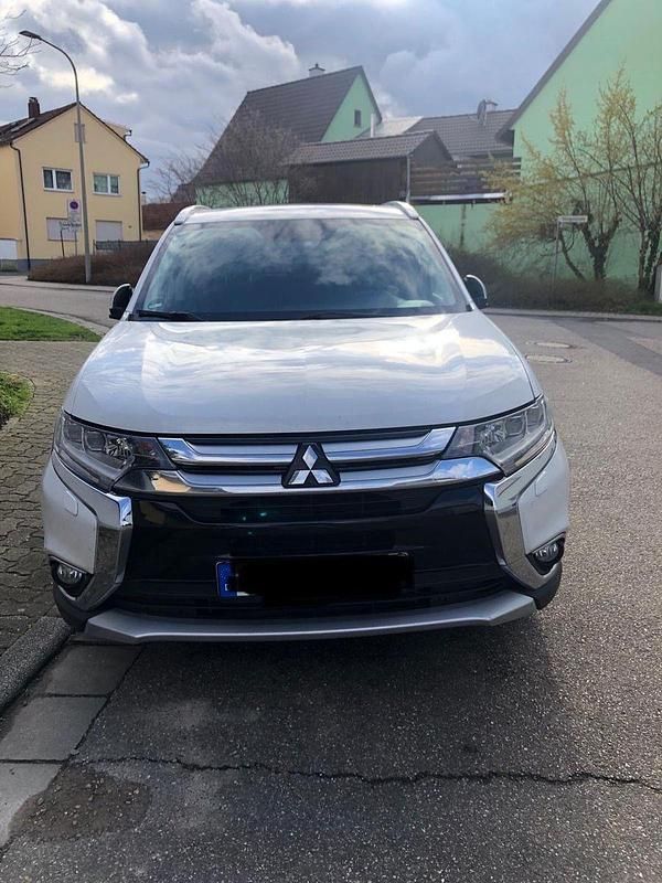Weiß Gebraucht 2016 Mitsubishi Outlander SUV | 12.600 € (Fairer Preis) - Bild 1/4