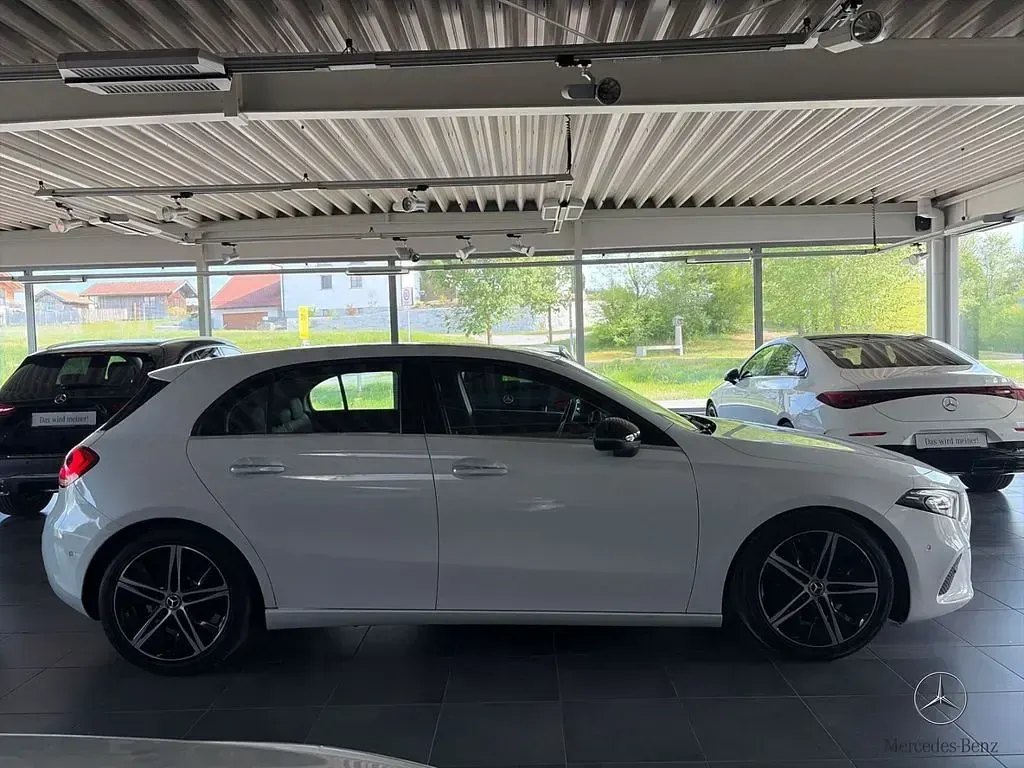 Gebraucht Mercedes A160 109 PS (80 kW) 2018 Digitalweiss  metalliclack Limousine