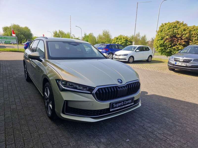 Ice teabeige metallic Gebraucht 2024 Skoda Superb Selection Kombi | 42.900 € (Teuer) - Bild 1/4