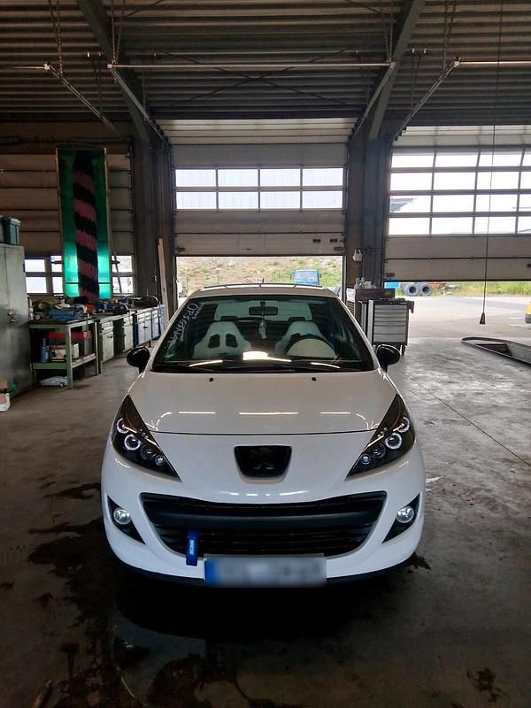 Gebraucht Peugeot 207 95 PS (69 kW) 2012 Weiß Kleinwagen