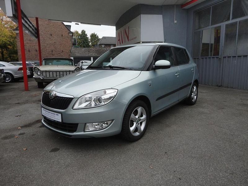 Grün Gebraucht 2011 Skoda Fabia Family Kleinwagen | 5.790 € (Fairer Preis) - Bild 1/4