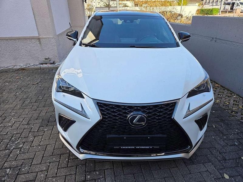 Weiß Gebraucht 2018 Lexus NX300h E-FOUR F-Sport SUV | 27.999 € (Teuer) - Bild 1/4