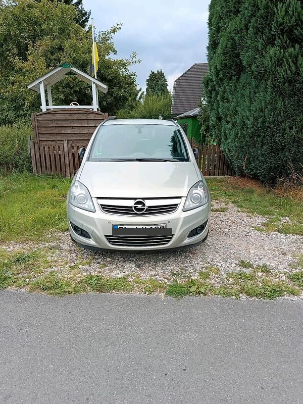 Grau Gebraucht 2011 Opel Zafira Van / Kleinbus | 5.900 € (Etwas zu teuer) - Bild 1/4