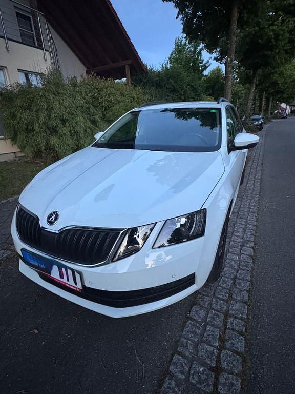 Weiß Gebraucht 2017 Skoda Octavia Ambition Kombi | 15.300 € (Fairer Preis) - Bild 1/4