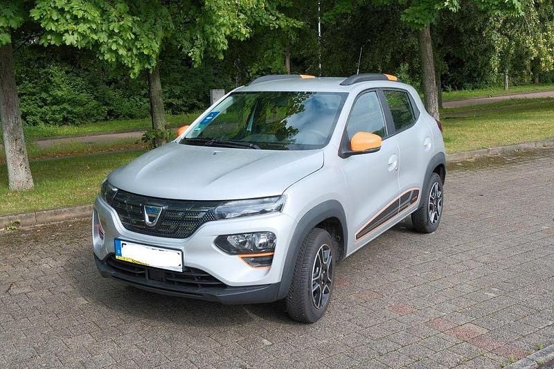 Silber Gebraucht 2022 Dacia Spring Comfort Plus Kleinwagen | 9.600 € (Guter Preis) - Bild 1/4