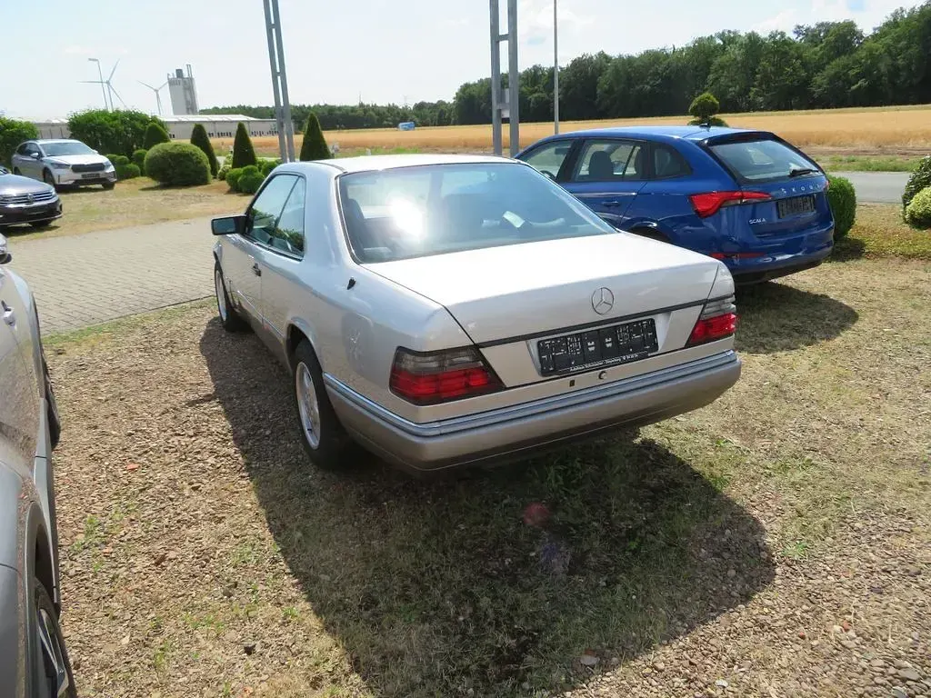 Gebraucht Mercedes 220 150 PS (110 kW) 1994 Silber Coupé