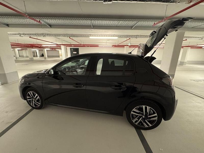 Gebraucht Peugeot 208 Allure 101 PS (74 kW) 2022 Schwarz Kleinwagen