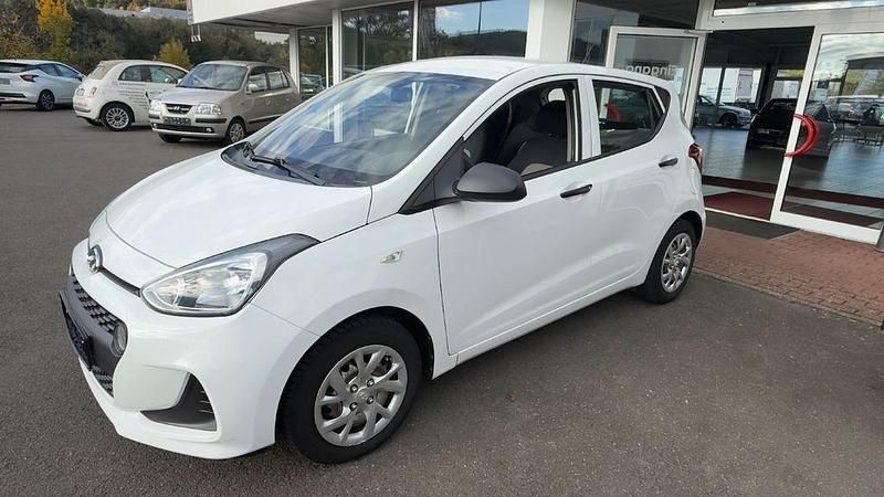 Gebraucht Hyundai i10 Classic 67 PS (49 kW) 2017 Weiß Kleinwagen