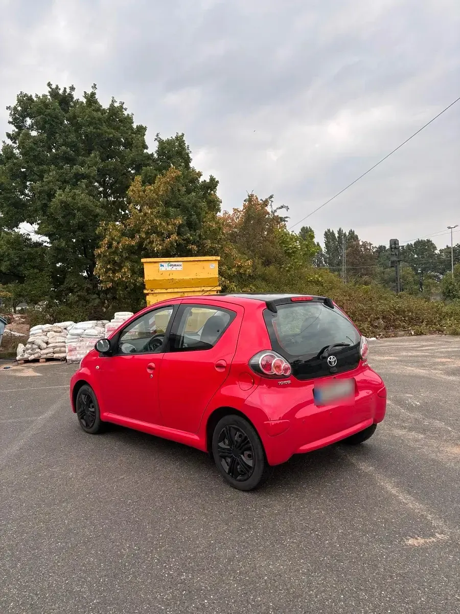 Gebraucht Toyota Aygo 68 PS (50 kW) 2013 Rot Kleinwagen