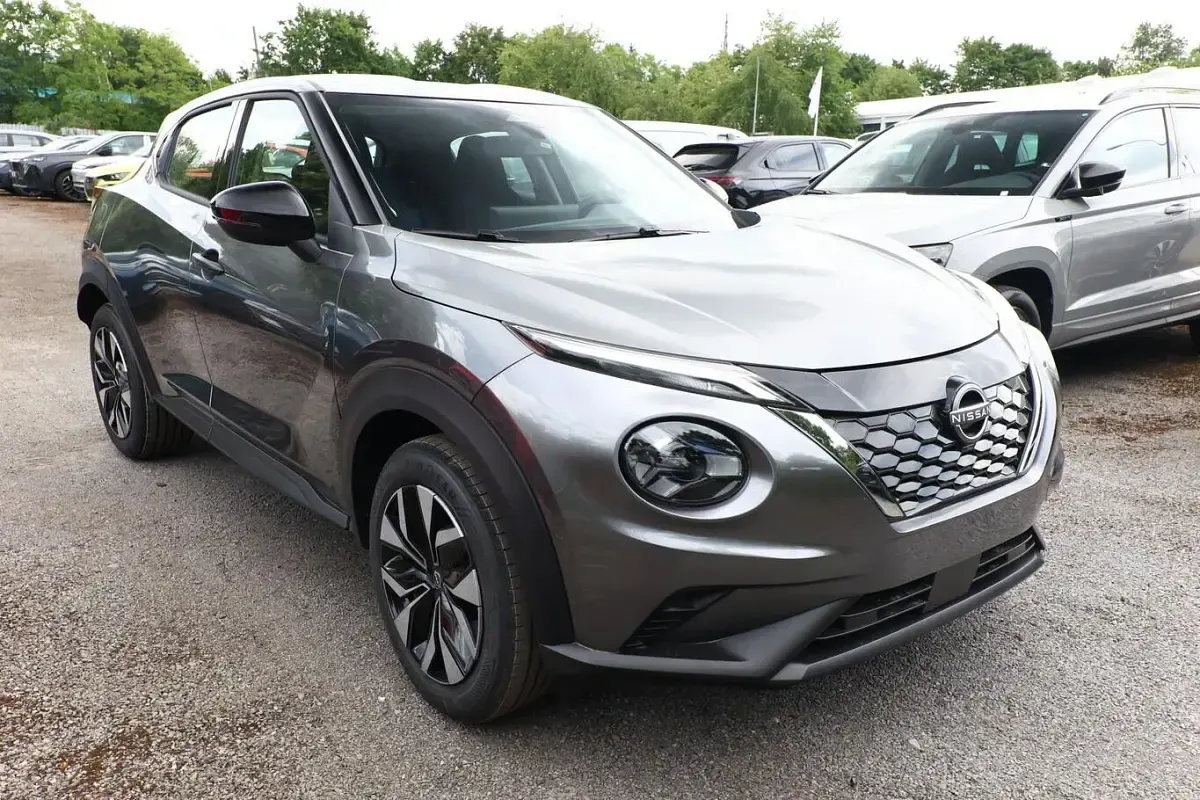 Neu Nissan Juke Acenta 143 PS (105 kW) 2025 Dark grey SUV