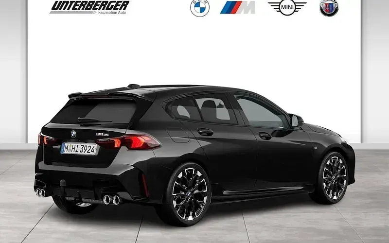 Gebraucht BMW M135 Performance 300 PS (220 kW) 2025 Saphirschwarz Kleinwagen