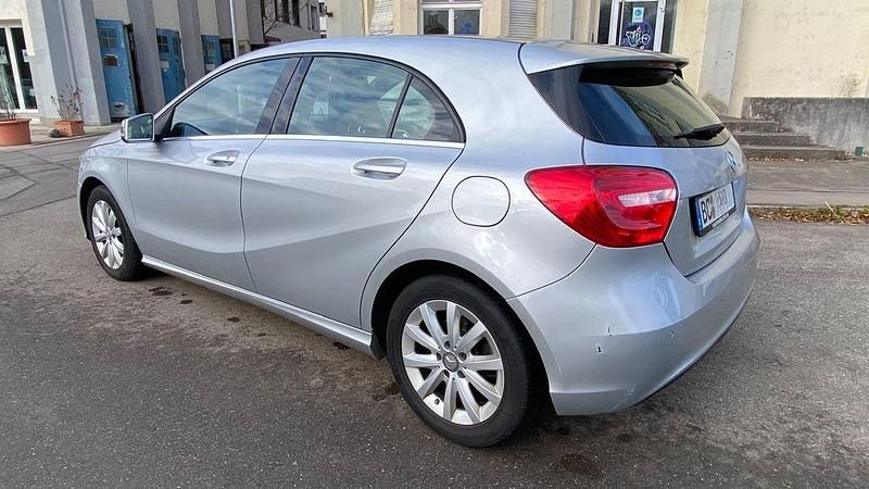 Gebraucht Mercedes A180 Style 122 PS (89 kW) 2015 Silber Limousine