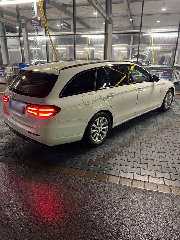 Gebraucht Mercedes E220 Avantgarde 194 PS (142 kW) 2017 Weiß Kombi