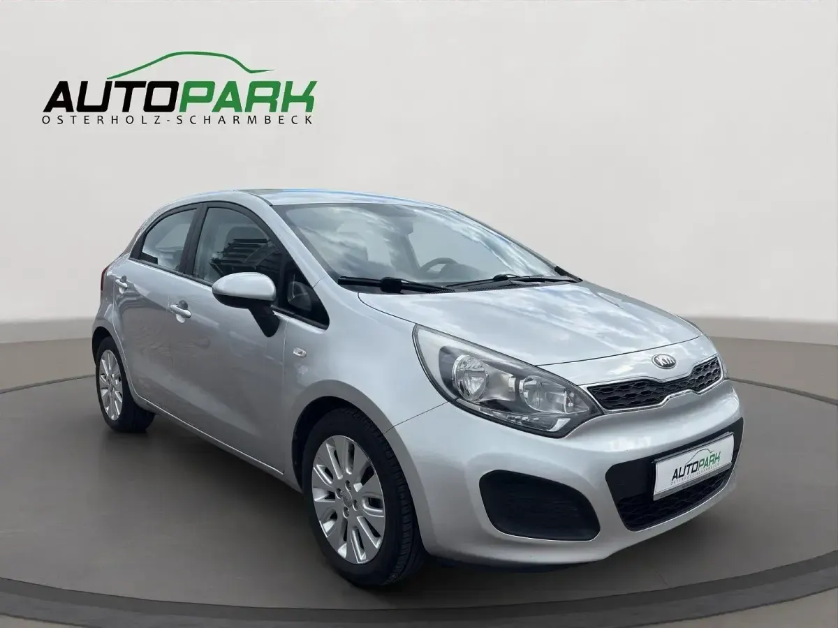 Gebraucht Kia Rio Edition 7 86 PS (63 kW) 2013 Silber Limousine