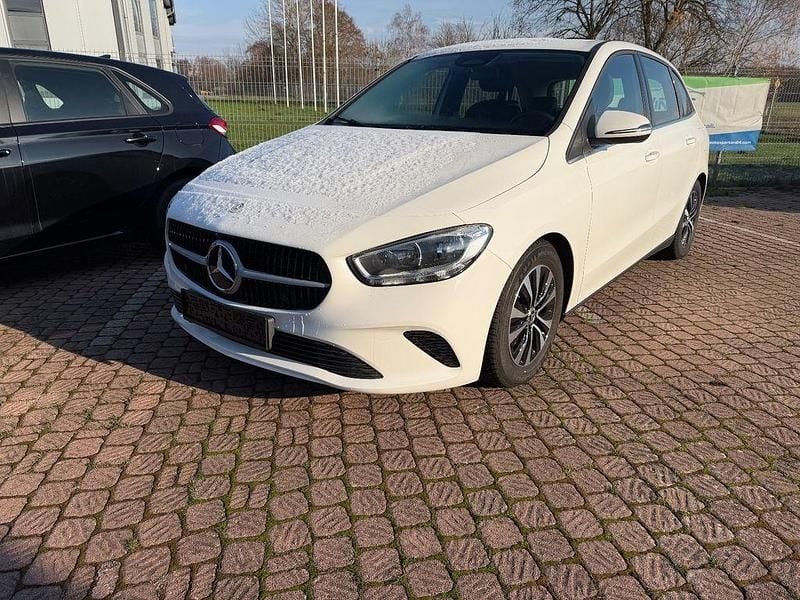 Weiß Gebraucht 2024 Mercedes B180 Van / Kleinbus | 25.919 € (Superpreis) - Bild 1/4