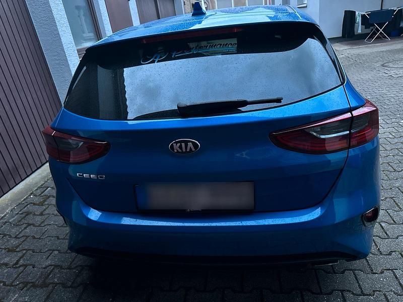 Gebraucht Kia Ceed Spirit 140 PS (102 kW) 2018 Blau Kleinwagen