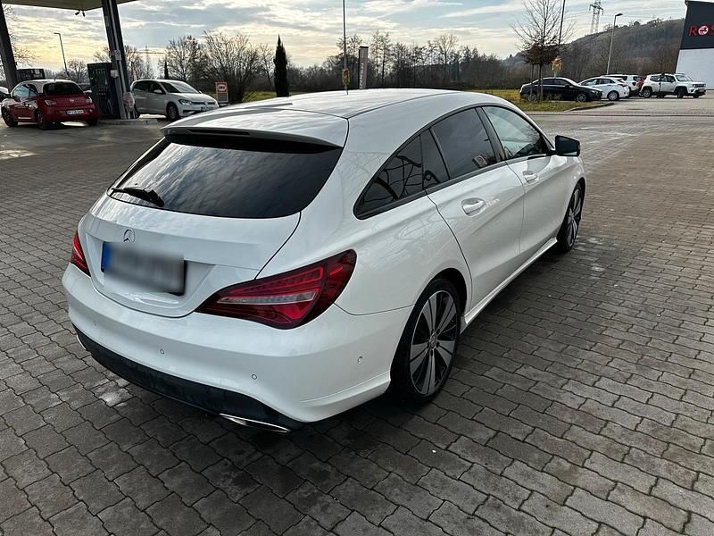 Weiß Gebraucht 2016 Mercedes CLA250 Urban Limousine | 18.000 € (Fairer Preis) - Bild 1/4