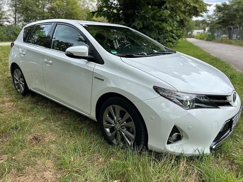 Weiß Gebraucht 2013 Toyota Auris Hybrid Limousine | 9.900 € - Bild 1/4