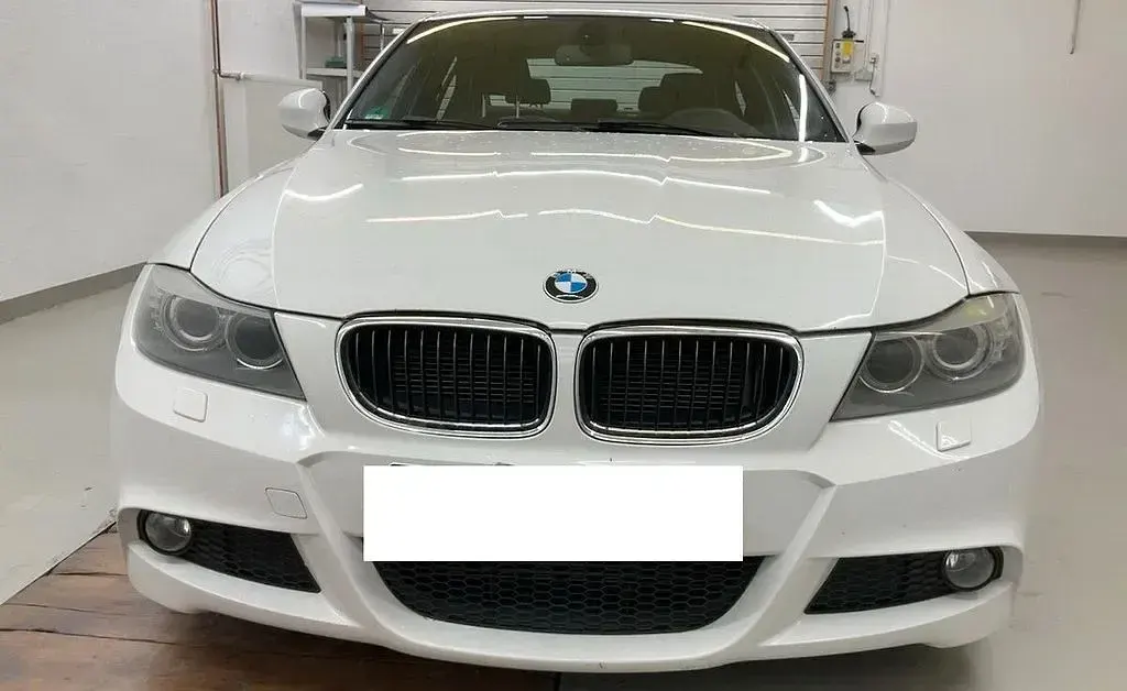 Gebraucht BMW 318 143 PS (105 kW) 2011 Weiß Limousine