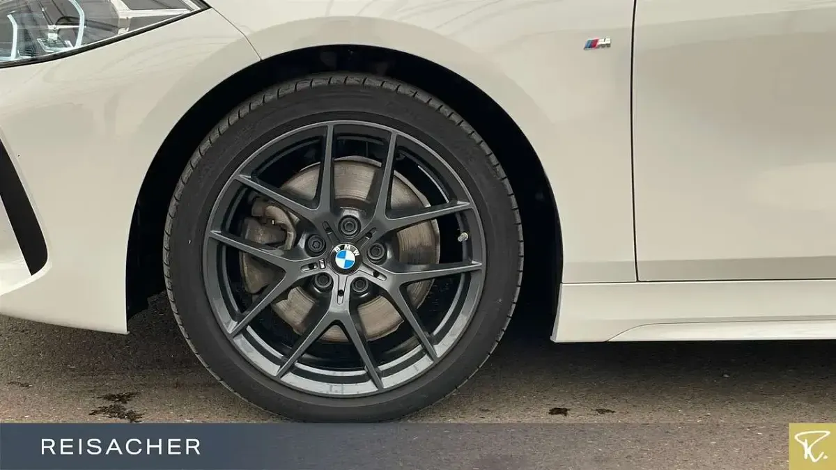 Gebraucht BMW 120 M Sport 178 PS (130 kW) 2023 Alpinweiß uni Limousine