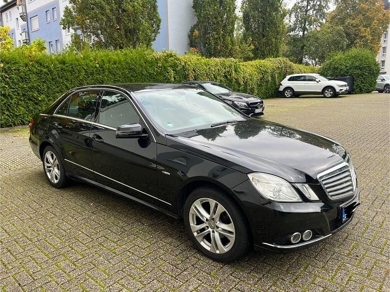 Schwarz Gebraucht 2009 Mercedes E200 Elegance Limousine | 10.700 € (Teuer) - Bild 1/4
