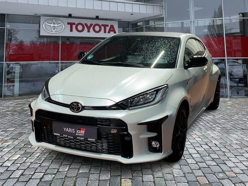 Platinum white pearl mc. Gebraucht 2024 Toyota Yaris Limousine | 38.490 € (Fairer Preis) - Bild 1/4