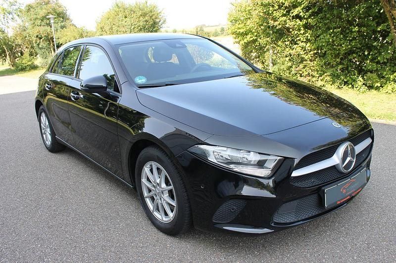Schwarz Gebraucht 2022 Mercedes A200 Limousine | 21.700 € (Guter Preis) - Bild 1/4