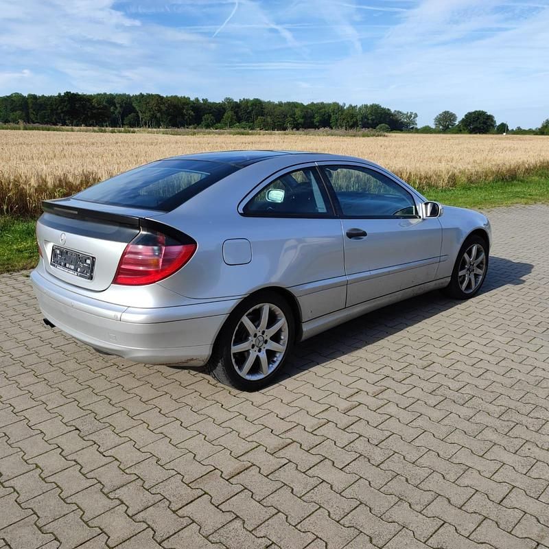 Grau Gebraucht 2003 Mercedes 180 Limousine | 1.600 € - Bild 1/4
