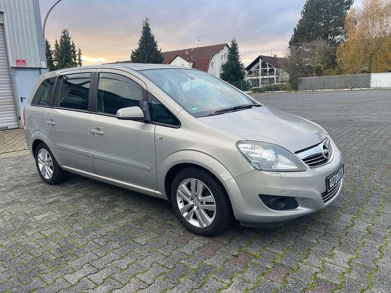 Grau Gebraucht 2008 Opel Zafira Cosmo Van / Kleinbus | 5.990 € (Etwas zu teuer) - Bild 1/4