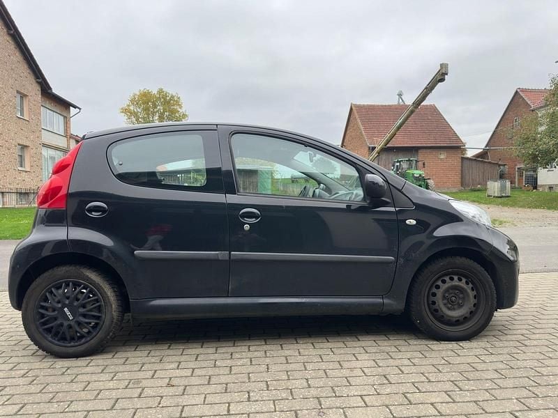 Schwarz Gebraucht 2011 Peugeot 107 Kleinwagen | 1.800 € (Superpreis) - Bild 1/4