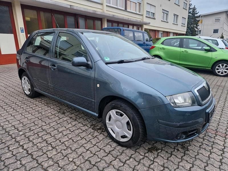 Grau Gebraucht 2007 Skoda Fabia Limousine | 2.250 € (Fairer Preis) - Bild 1/4