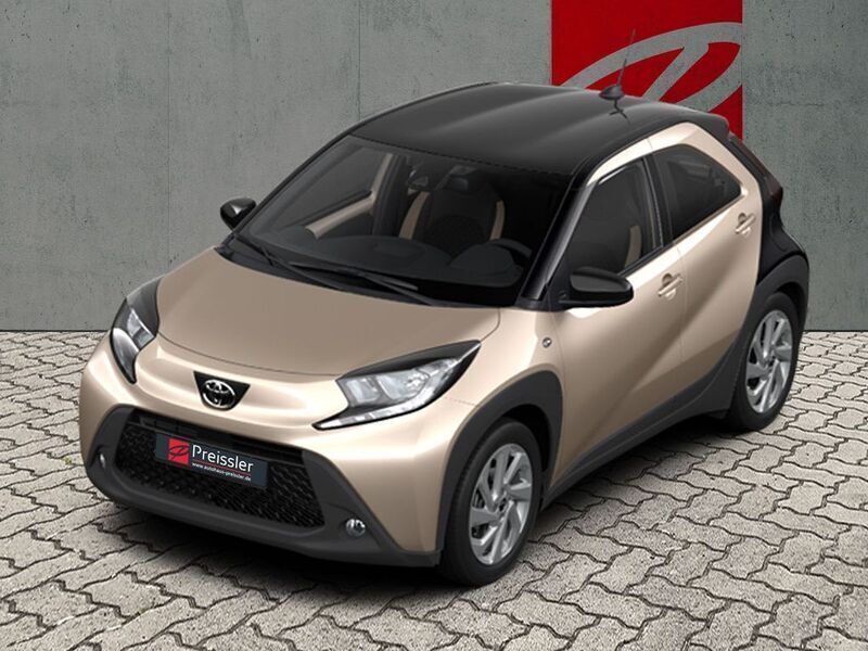 Ginger beige / night sky black Gebraucht 2022 Toyota Aygo Pulse Kleinwagen | 17.994 € (Etwas zu teuer) - Bild 1/2