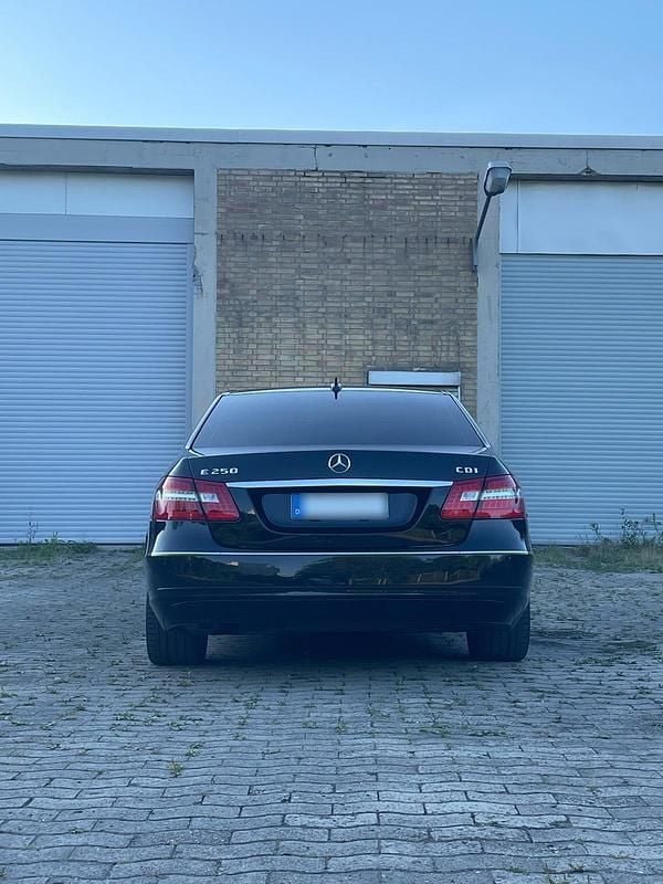 Gebraucht Mercedes E250 204 PS (150 kW) 2009 Schwarz Limousine