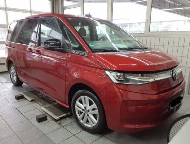 Gebraucht VW Multivan Life 218 PS (160 kW) 2023 Fortanarot metallic Van