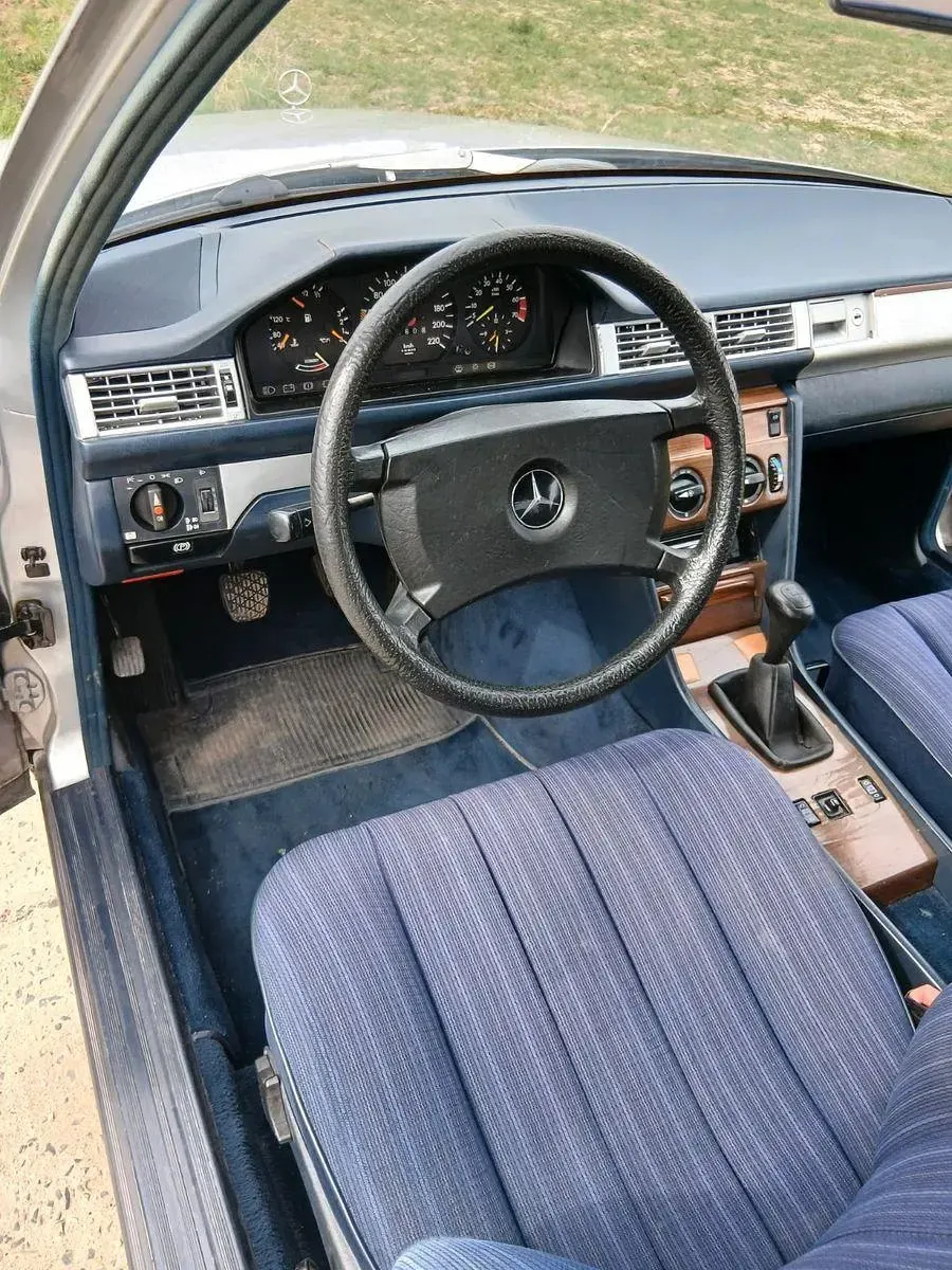 Gebraucht Mercedes E230 132 PS (97 kW) 1987 Silber Limousine