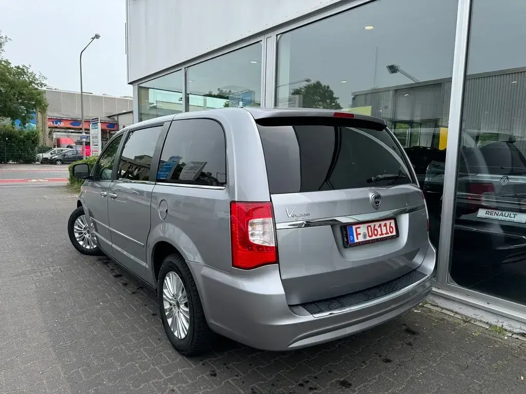 Gebraucht Lancia Voyager Silver 283 PS (208 kW) 2014 Silber Van / Kleinbus