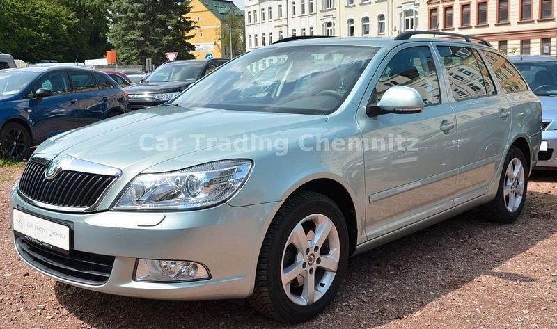 Grün Gebraucht 2012 Skoda Octavia Kombi | 10.999 € (Fairer Preis) - Bild 1/4