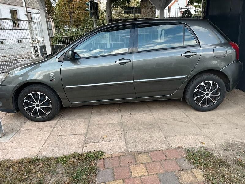 Grau Gebraucht 2002 Toyota Corolla Limousine | 2.100 € (Fairer Preis) - Bild 1/4