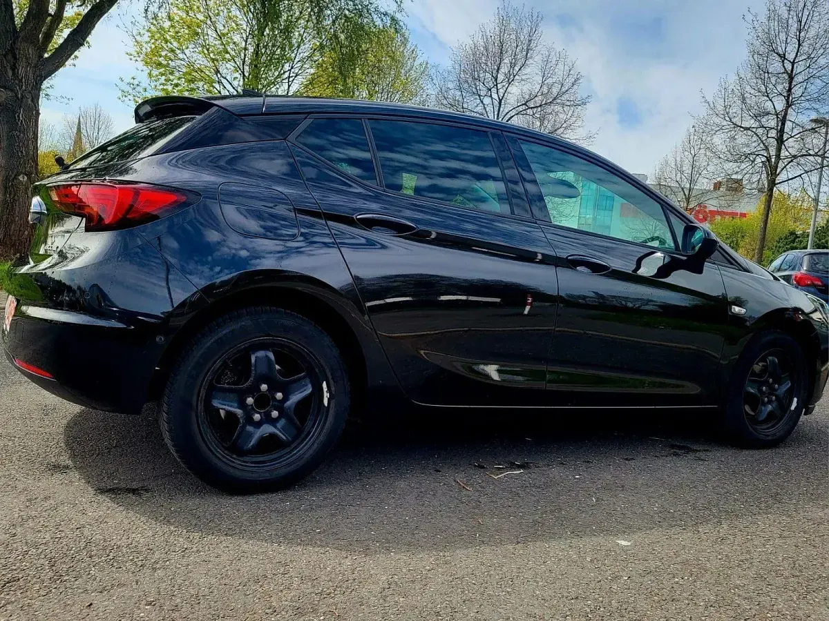 Używany Opel Astra Dynamic 105 KM (77 kW) 2017 Czarny Sedan/Limuzyna