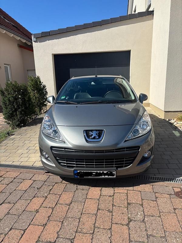 Silber Gebraucht 2011 Peugeot 207 CC Roland Garros Cabrio | 6.250 € (Teuer) - Bild 1/4