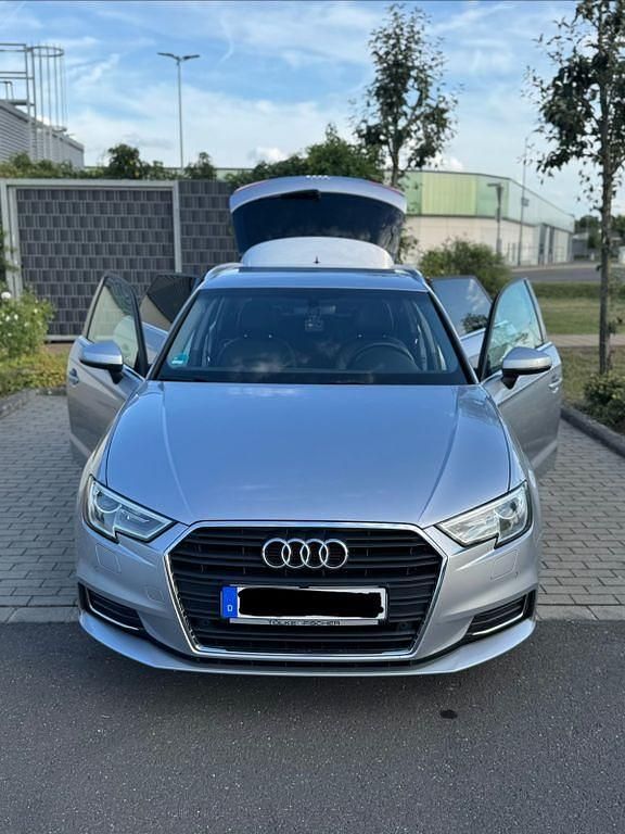 Silber Gebraucht 2019 Audi A3 Sportback Comfort Kleinwagen | 18.400 € (Etwas zu teuer) - Bild 1/4