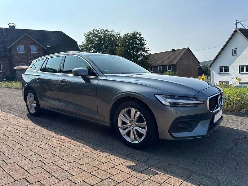 Grau Gebraucht 2020 Volvo V60 Momentum Kombi | 21.400 € (Superpreis) - Bild 1/4