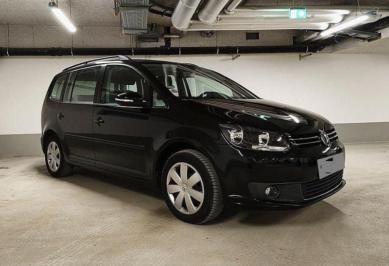Second-hand VW Touran 105 CP (77 kW) 2014 Negru Monovolum