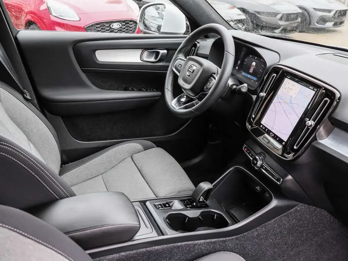 Gebraucht Volvo XC40 Core 163 PS (119 kW) 2024 Grün SUV