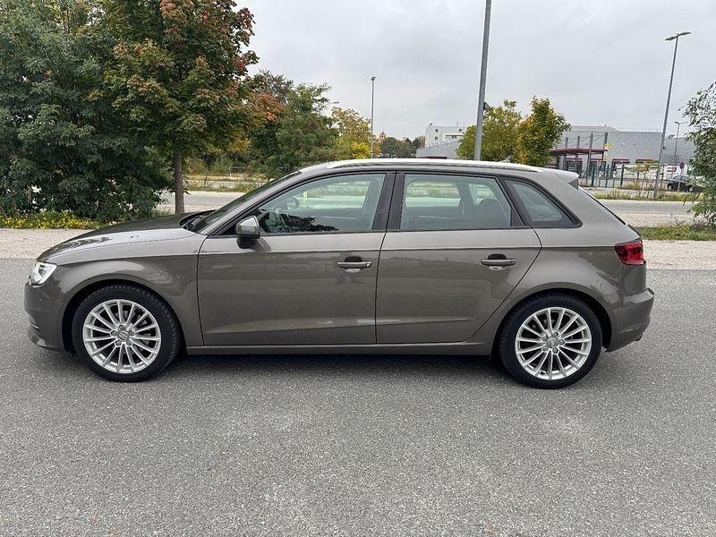 Grau Gebraucht 2013 Audi A3 Sportback Ambition Limousine | 8.990 € (Superpreis) - Bild 1/4